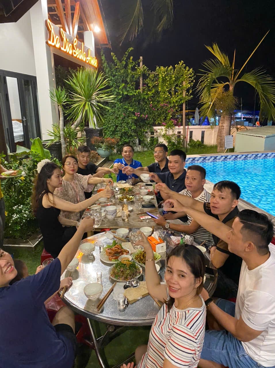 Tập thể cán bộ nhân viên Công ty Cổ phần Đầu tư Khu du lịch - Phim trường Vina trong chuyến du lịch Phú Yên năm 2024.