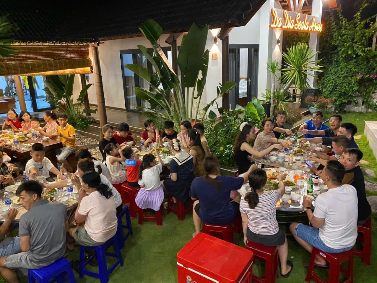 Tập thể cán bộ nhân viên Công ty Cổ phần Đầu tư Khu du lịch - Phim trường Vina trong chuyến du lịch Phú Yên năm 2024.